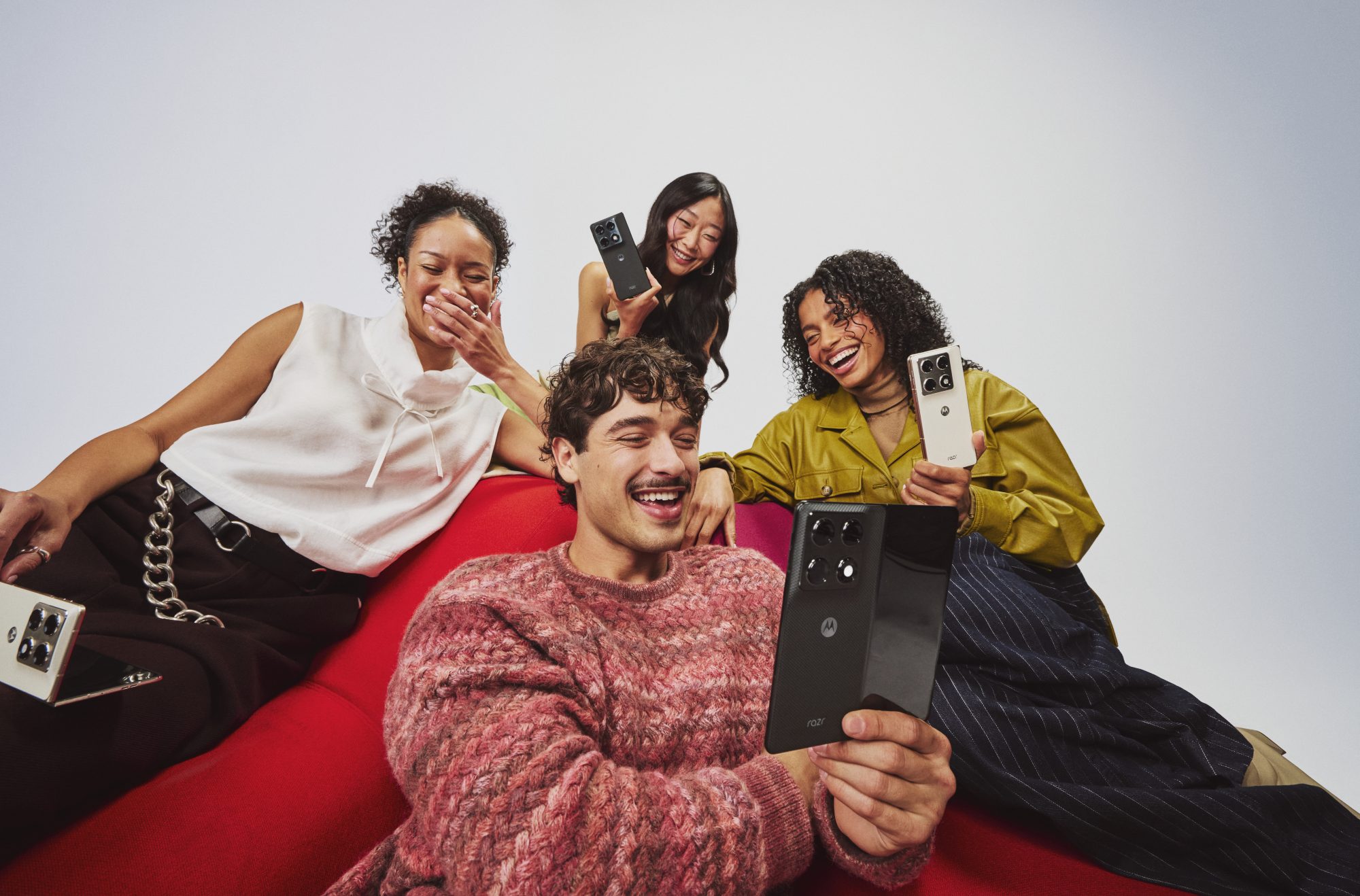 Image éditoriale de démonstration montrant des smartphones sur un banc de test radio